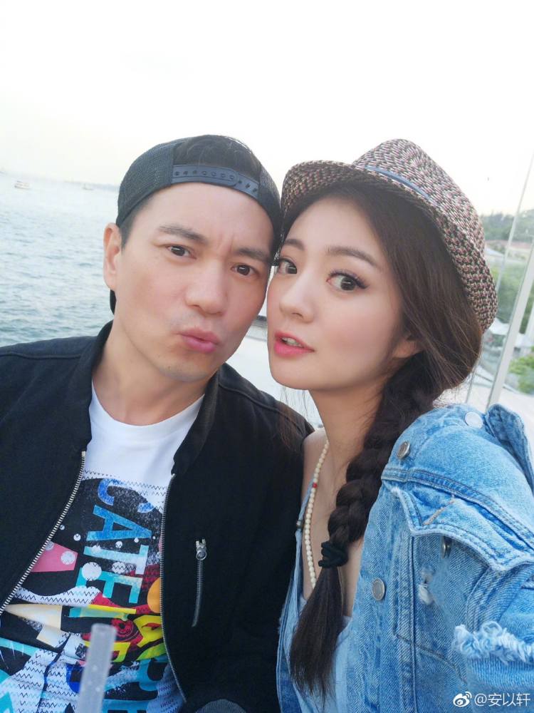 陈荣炼被捕画面曝光戴头套和手铐警方晒电脑伺服器等证据