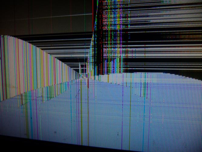 电脑显示屏如图有一点破碎,小半区域无法显示,请问这样的屏幕如若修理