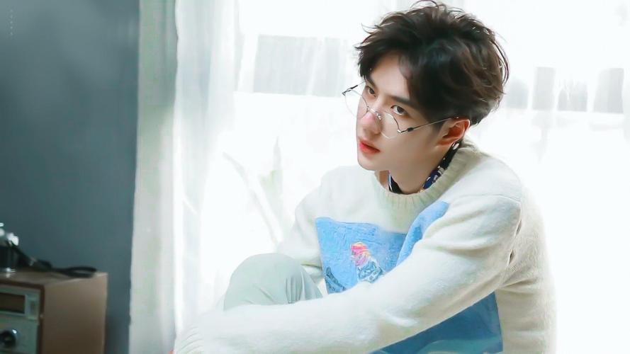 电脑壁纸 明星 大陆明星 小清新少年王一博时尚休闲魅力写真